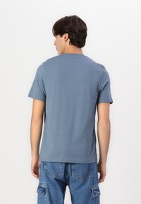 Lyle & Scott Basic póló - mist blue