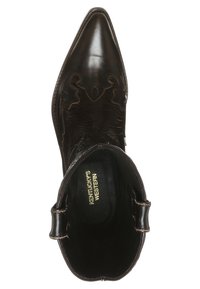 Bota vaquera de cuero marrón con punta afilada, diseño embosado intrincado en el eje y una textura suave. Incluye un detalle de correa lateral.