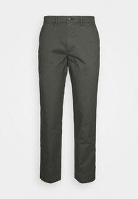Pantalon gris foncé en coton, présentant une coupe droite, une fermeture à boutons et des poches standards. Texture lisse sans motifs.
