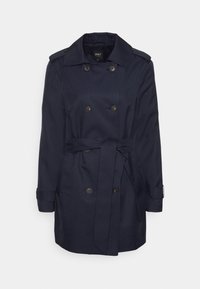 Granatowy płaszcz trencz wykonany z gładkiej tkaniny, z podwójnym zapięciem, paskiem w talii i zapinanymi na guziki naramiennikami.