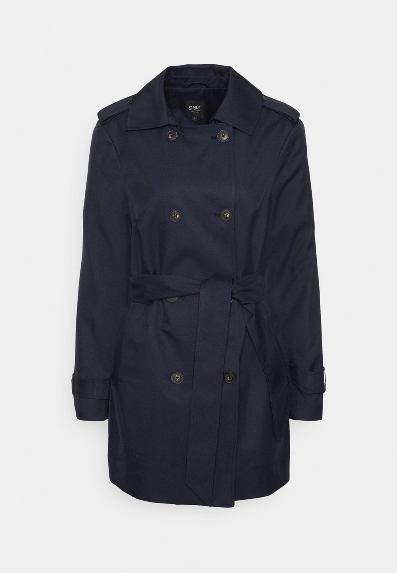 Granatowy płaszcz trencz wykonany z gładkiej tkaniny, z podwójnym zapięciem, paskiem w talii i zapinanymi na guziki naramiennikami.