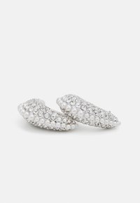 Naušnice srebrne boje u zakrivljenom dizajnu, ukrašene malim biserima i prozirnim rhinestones, s teksturiranom površinom za dodatne detalje.