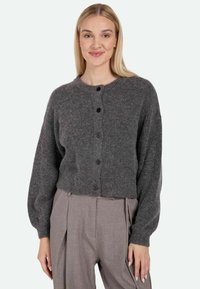 Tmavě šedý zkrácený cardigan vyrobený z měkké tkaniny, s kulatým výstřihem a pěti černými knoflíky vpředu, s nabíranými dlouhými rukávy.