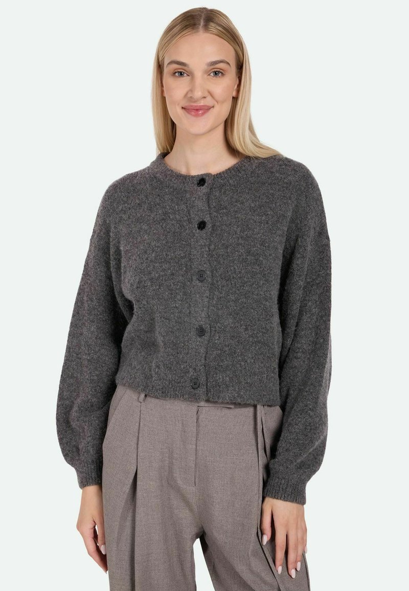 Tmavě šedý zkrácený cardigan vyrobený z měkké tkaniny, s kulatým výstřihem a pěti černými knoflíky vpředu, s nabíranými dlouhými rukávy.
