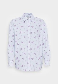 Bluse med blå og hvide striber har et blomstermønster i lilla, lange ærmer, krave og knaplukning foran. Glat stofstruktur.