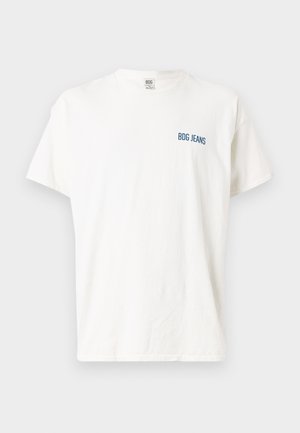 Hvid bomulds-t-shirt med korte ærmer, med et lille blåt "BDG JEANS" logo på venstre bryst. Standard crew neck design.