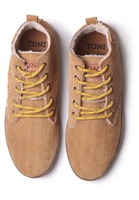 Scarpe marroni con motivo a spina di pesce, lacci gialli e suole in gomma grigia. Fodera morbida visibile all'apertura, logo del marchio all'interno.
