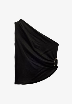 Asymetryczna czarna bluzka z miękkiego materiału, z drapowanym fasonem i metalowym akcentem w postaci pierścionka z boku, służącym do zbierania.