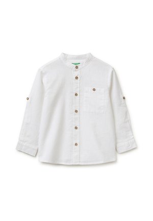 Weißes Langarmhemd mit braunen Knöpfen, Mandarin-Kragen, vorderer Brusttasche mit Knopf und Knopflaschen an hochgekrempelten Ärmeln.