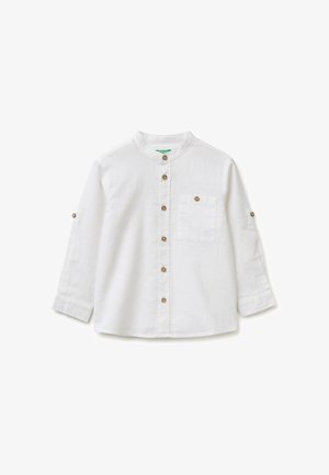 Biała koszula z długim rękawem, brązowymi guzikami, kołnierzykiem typu mandarynka, przednią kieszonką na piersi z guzikiem oraz zapinkami na podwiniętych rękawach.