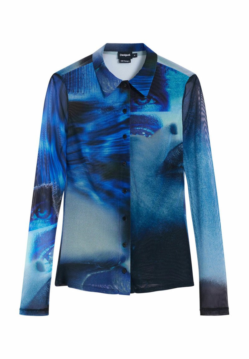 Chemise à manches longues en tissu transparent, présentant un imprimé graphique abstrait bleu avec des éléments faciaux, un col classique et des boutons à l'avant.