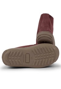 Stivaletti alla caviglia in suede rosso, con punta arrotondata e suola in gomma testurizzata dotata di motivi per la trazione, ideali per la presa e la stabilità.