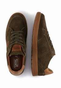 Brune ruskinds sneakers med en tekstureret finish, der har en tan læderaccent på hælen og tungen, samt runde snørebånd.