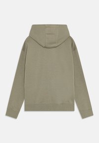 Olivgrön huvtröja med dragsko, ribbade ärmslut och nederkant. Tillverkad av mjukt tyg med en slät yta och utan synliga grafik.