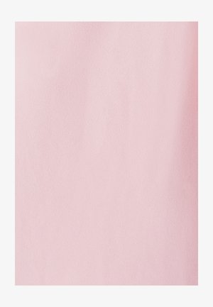 Jasnoróżowa tkanina o gładkiej, matowej fakturze. Półprzezroczysta, o jednolitym kolorze i bez widocznych wzorów czy ozdób.