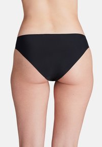 Parte inferiore di costume da bagno nera con taglio basso, texture liscia e design semplice senza motivi o dettagli visibili.