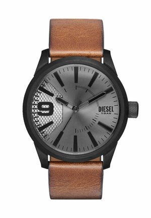 Runde schwarze Diesel-Uhr mit grauem strukturiertem Zifferblatt, markanter 9 als Ziffer, schwarzen Stundenmarkierungen, drei Zeigern und braunem Lederarmband.
