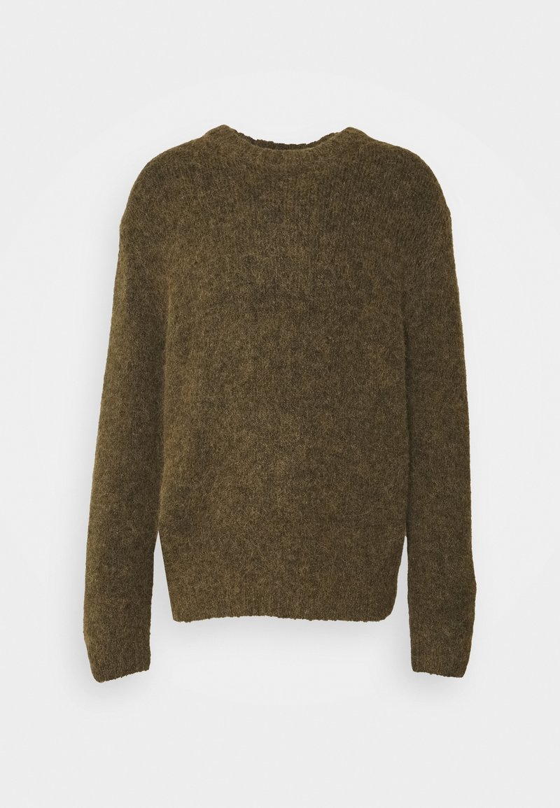 Pull en tricot vert olive à manches longues avec un col rond et un tissu duveteux et texturé.