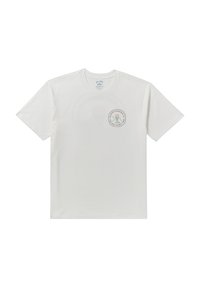 Camiseta blanca de algodón con mangas cortas, cuello redondo y un logotipo circular en verde y negro en el pecho. Textura suave, corte regular.