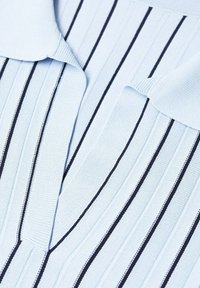 Světle modrá polo tričko s úzkými černými pruhy, texturovaným ribbovaným designem a klasickým límcem s výstřihem do V.