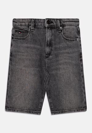 Shorts de mezclilla negra con corte regular. Presenta cinco bolsillos, un cierre de botón y un ligero desgaste para añadir textura.