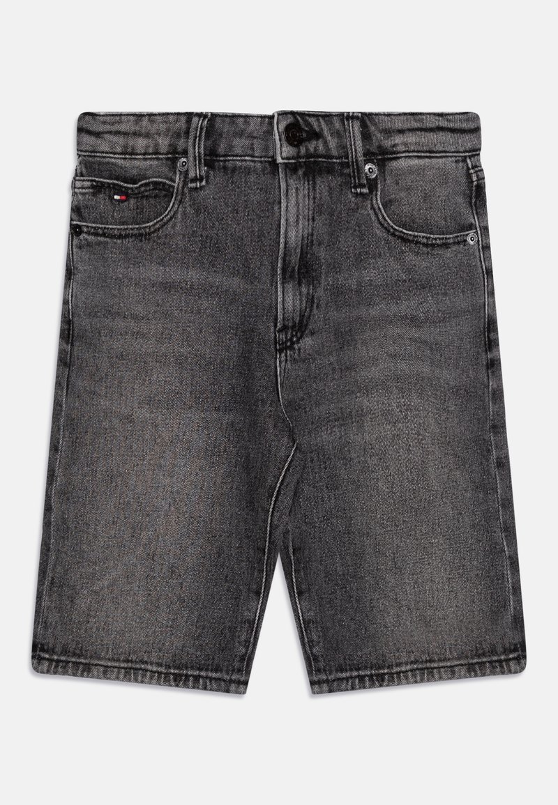 Schwarze Denim-Shorts mit regulärem Schnitt. Mit fünf Taschen, einem Knopfverschluss und subtilen Verwaschungen für zusätzliche Textur.