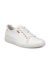 Hvid lavt snøret lædersneaker med snørebånd og brun træktab, vinklet mod venstre på en hvid baggrund.