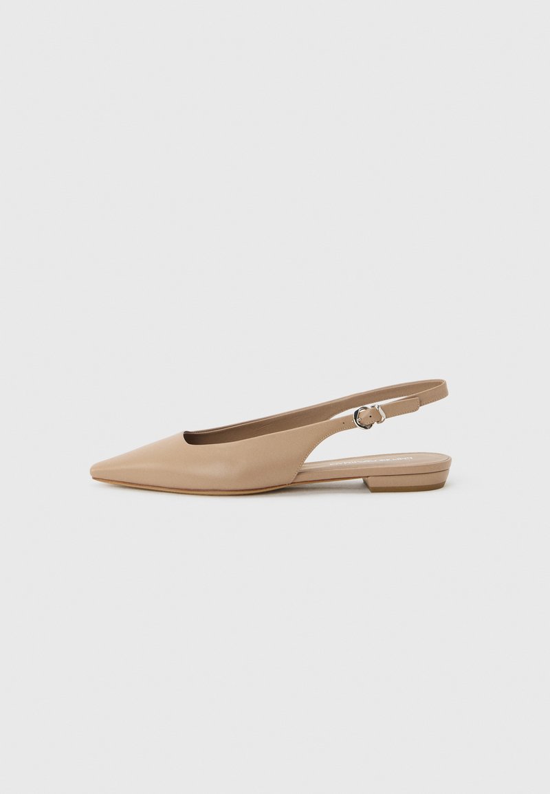 Μπεζ επίπεδη γόβα με μυτερή μύτη, λουράκι slingback με μικρό τακούνι και ρυθμιζόμενο πόρπη, σε απλό ανοιχτόχρωμο φόντο.