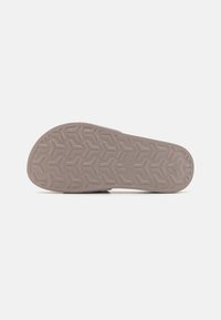 Podrá sandála v taupe šedej farbe s textúrovaným geometrickým vzorom na podrážke a s embosovaným logom "The North Face" v strede.