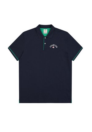 Polo shirt in cotone blu navy con colletto verde e accenti sulle maniche, e logo "CHAMPION" bianco sul petto sinistro.