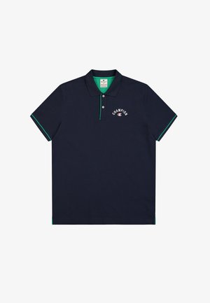 Polo en coton bleu marine avec un col et des accents de manches verts, et un logo blanc "CHAMPION" sur la poitrine gauche.