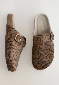 Sabots marron à enfiler avec un motif léopard, dessus en texture douce et accent de boucle dorée. Dotés d'une semelle intérieure rembourrée et d'une semelle durable.