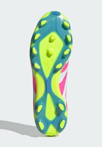 Fotballsko såle med en blå og neongul base, med flere pigger i gul. Designet inkluderer et teksturert blått mønster med rosa aksenter.