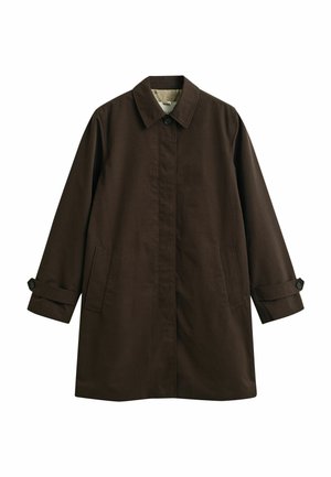 Donkerbruine mantel met enkele rij knopen, knoopsluiting aan de kraag, twee zijzakken en knoopriemdetails op de manchetten.