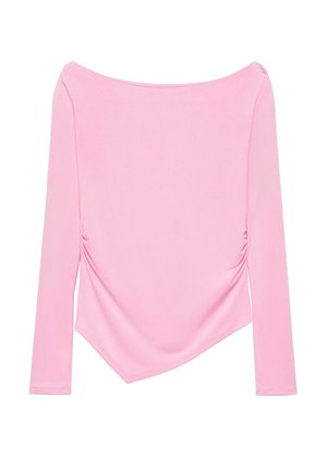 Lichtroze longsleeve met bootnek en asymmetrische zoom, voorzien van subtiele zijkant plooien voor een flatterende pasvorm.