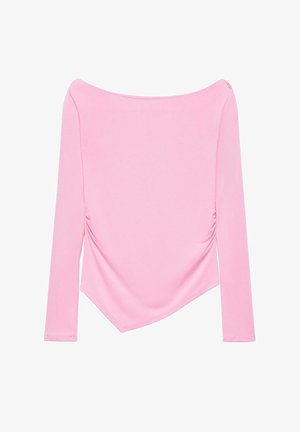 Top roz deschis cu mâneci lungi, decolteu anchior și tiv asimetric, cu o adunare subtilă pe lateral pentru o croială avantajoasă.