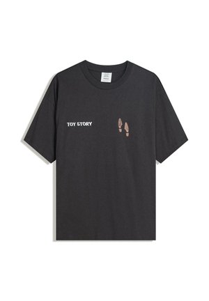 Schwarzes Baumwoll-T-Shirt mit weißem "TOY STORY"-Text und zwei hellbraunen Fußabdruckgrafiken auf der Vorderseite. Kurzärmeliges Design mit Rundhalsausschnitt.