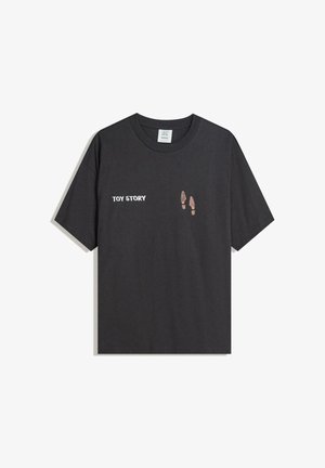 Schwarzes Baumwoll-T-Shirt mit weißem "TOY STORY"-Text und zwei hellbraunen Fußabdruckgrafiken auf der Vorderseite. Kurzärmeliges Design mit Rundhalsausschnitt.