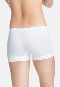 Weiße Baumwoll-Boyshorts mit nahtlosem Design, weichem elastischen Bund und enger Passform, die eine glatte Textur und minimale Nähte aufweisen.