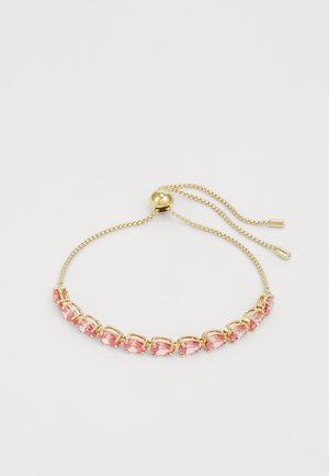 Bracelet en or avec des pierres gemmes en forme de cœur rose, doté d'un fermoir glissant et d'une chaîne délicate. Texture lisse et finition polie.