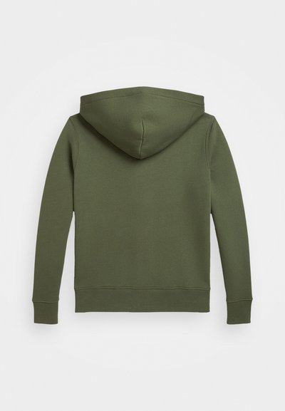 Sudadera verde oliva hecha de tela suave, con capucha, mangas largas y puños y dobladillo acanalados, sin logotipos ni patrones visibles.