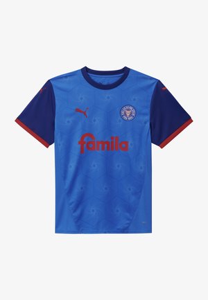 Tricou scurt cu mânecă albastra, confecționat dintr-un material sintetic, având un model geometric, accente roșii, un logo pe piept și gât rotund.