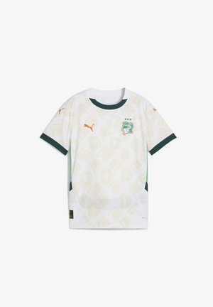 Maillot de sport blanc avec des accents verts, motif abstrait jaune, logo Puma en orange et emblème de la Côte d'Ivoire avec trois étoiles.