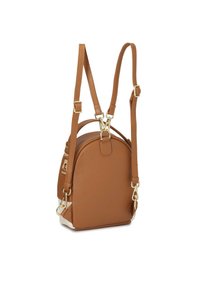 Rudos rausvos odos kuprinė su reguliuojamomis dirželiais ir aukso spalvos metalinėmis detalėmis. Apvalios formos su kreminės spalvos detalėmis apačioje.