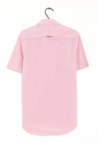 Camisa de manga corta, con un patrón a cuadros rojos y blancos, cuello abotonado, colgando de un gancho negro, tejido suave, corte regular.