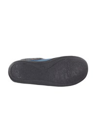 Suela de zapatilla de goma negra con un patrón texturizado, lettering "RELAX" en relieve y parte superior de tela azul para contraste.
