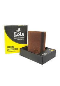 Cartera de cuero marrón dentro de una caja negra con una funda amarilla y negra. Presenta un logo en relieve y detalles de costura. El embalaje indica "Accesorios Genuinos".