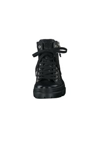 Sneaker alta in pelle nera con chiusura a lacci frontale, occhielli in argento, cerniera laterale e suola in gomma spessa. Texture liscia e collo imbottito.