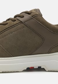 Tommy Hilfiger HYBRID SHOE - Pantofi casual cu șiret - faded military