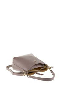 Sac en cuir gris avec une finition texturée, doté d'un fermoir à bouton doré et d'une bandoulière ajustable. L'intérieur comprend une poche zippée et un compartiment spacieux.